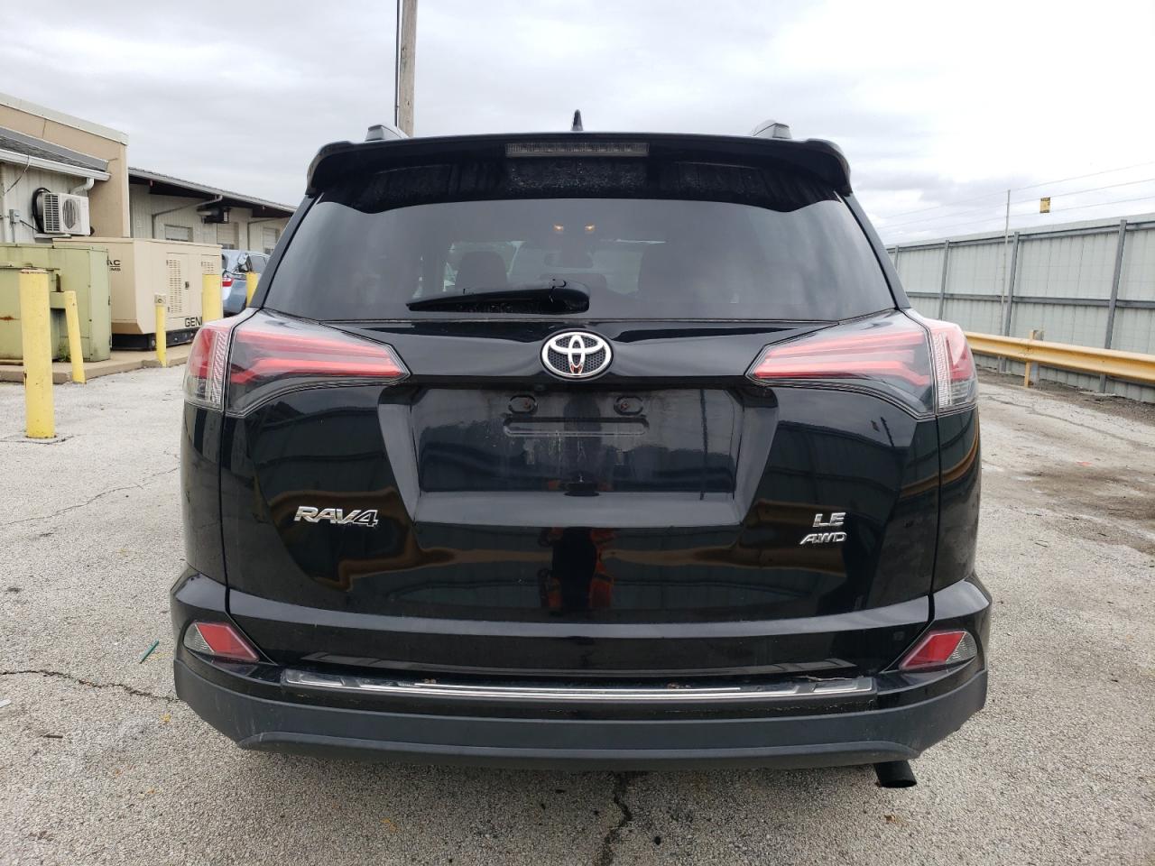 2T3BFREV6HW575565 2017 Toyota Rav4 Le