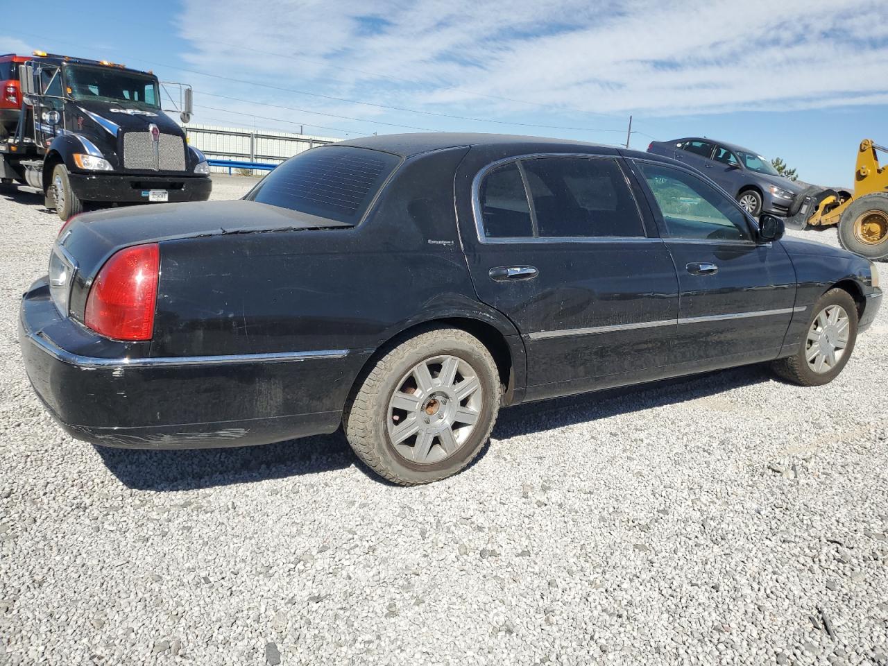 2011 Lincoln Town Car - Image 3