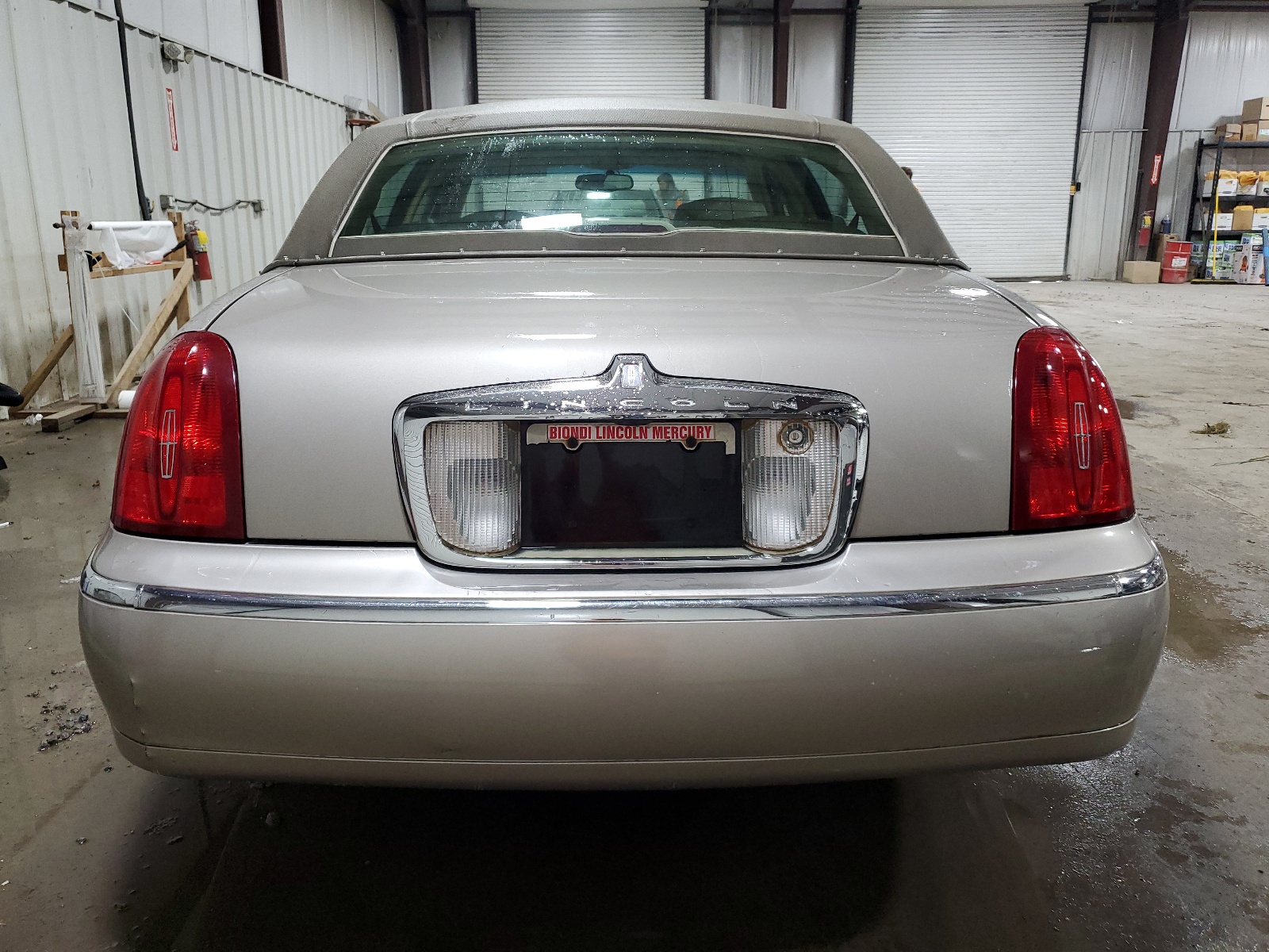 1LNHM82W11Y620734 2001 Lincoln Town Car Signature