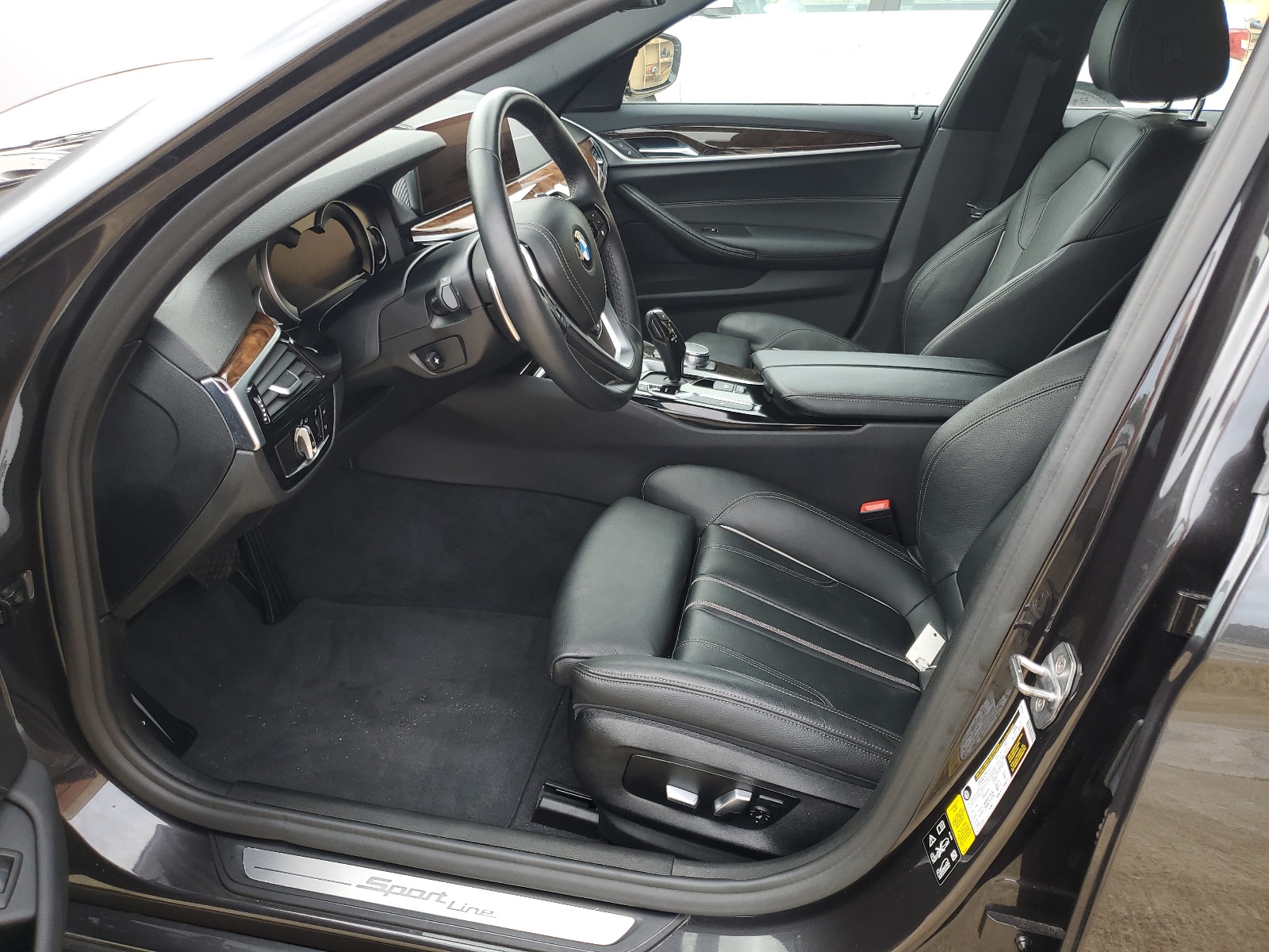 WBAJA7C56KWW19801 2019 BMW 530 Xi