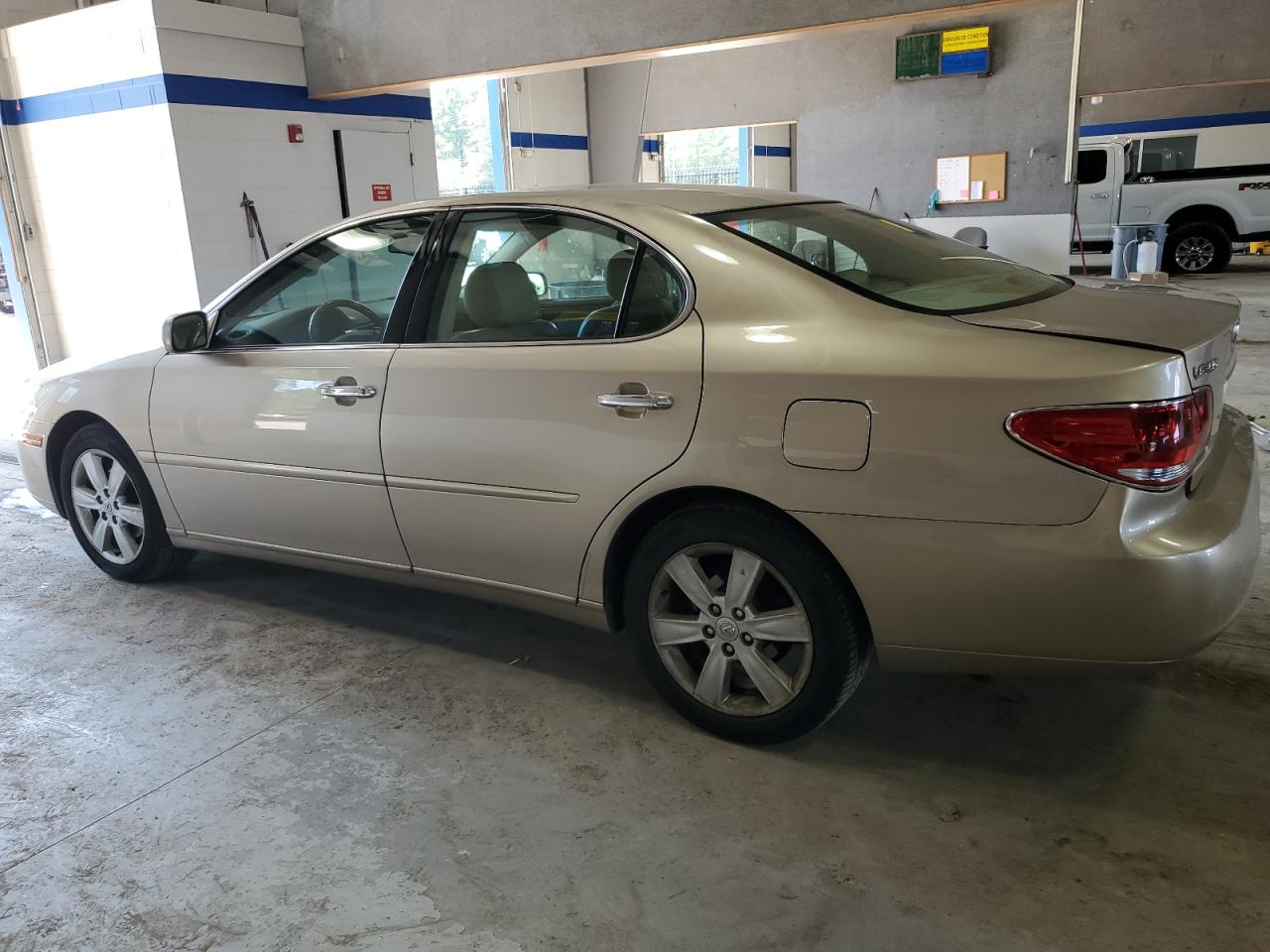 2005 Lexus ES - Image 2