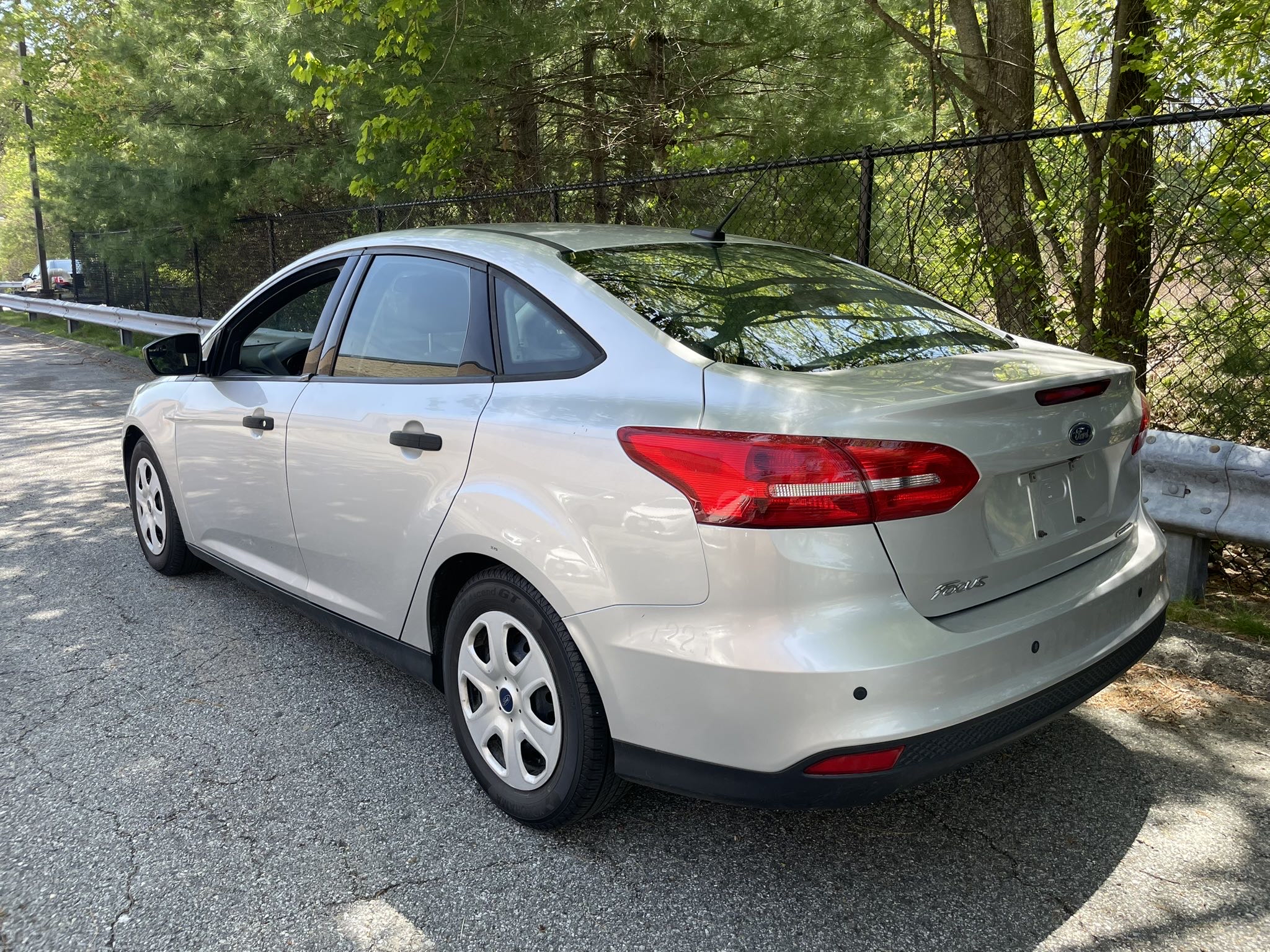 2016 Ford Focus S vin: 1FADP3E25GL298679