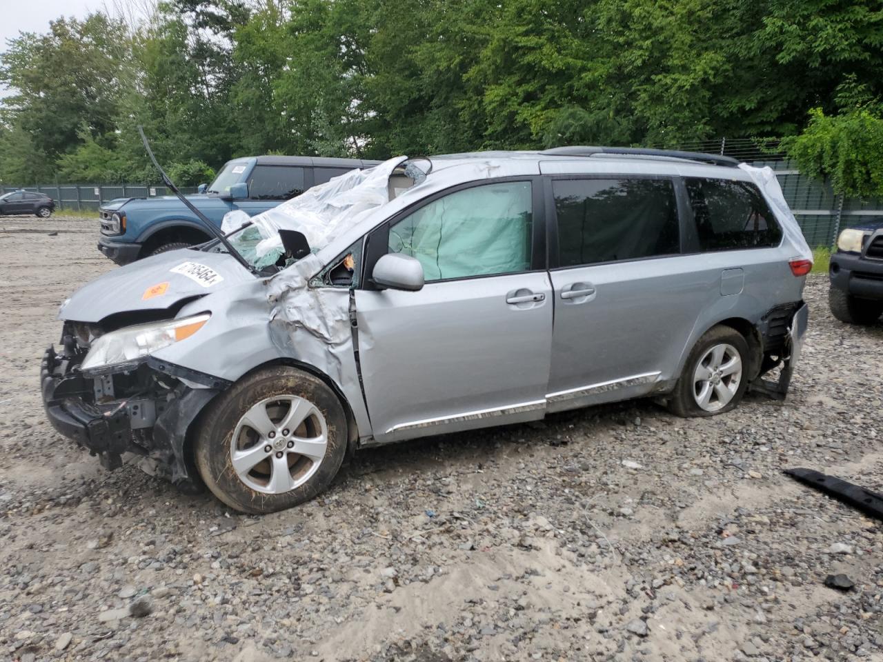 2016 Toyota Sienna Le იყიდება Candia-ში, NH - All Over