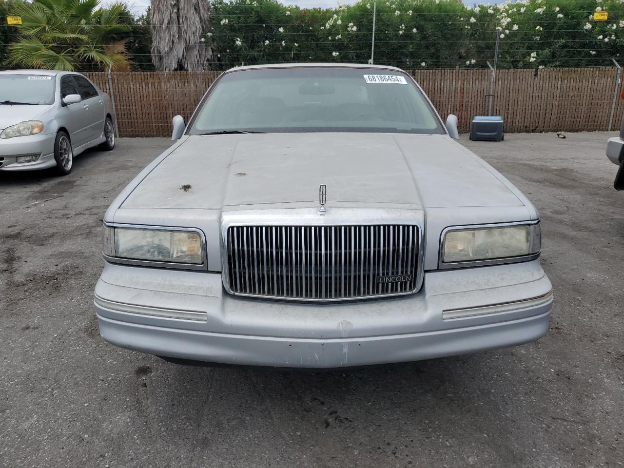 1LNLM82WXVY751984 1997 Lincoln Town Car Signature