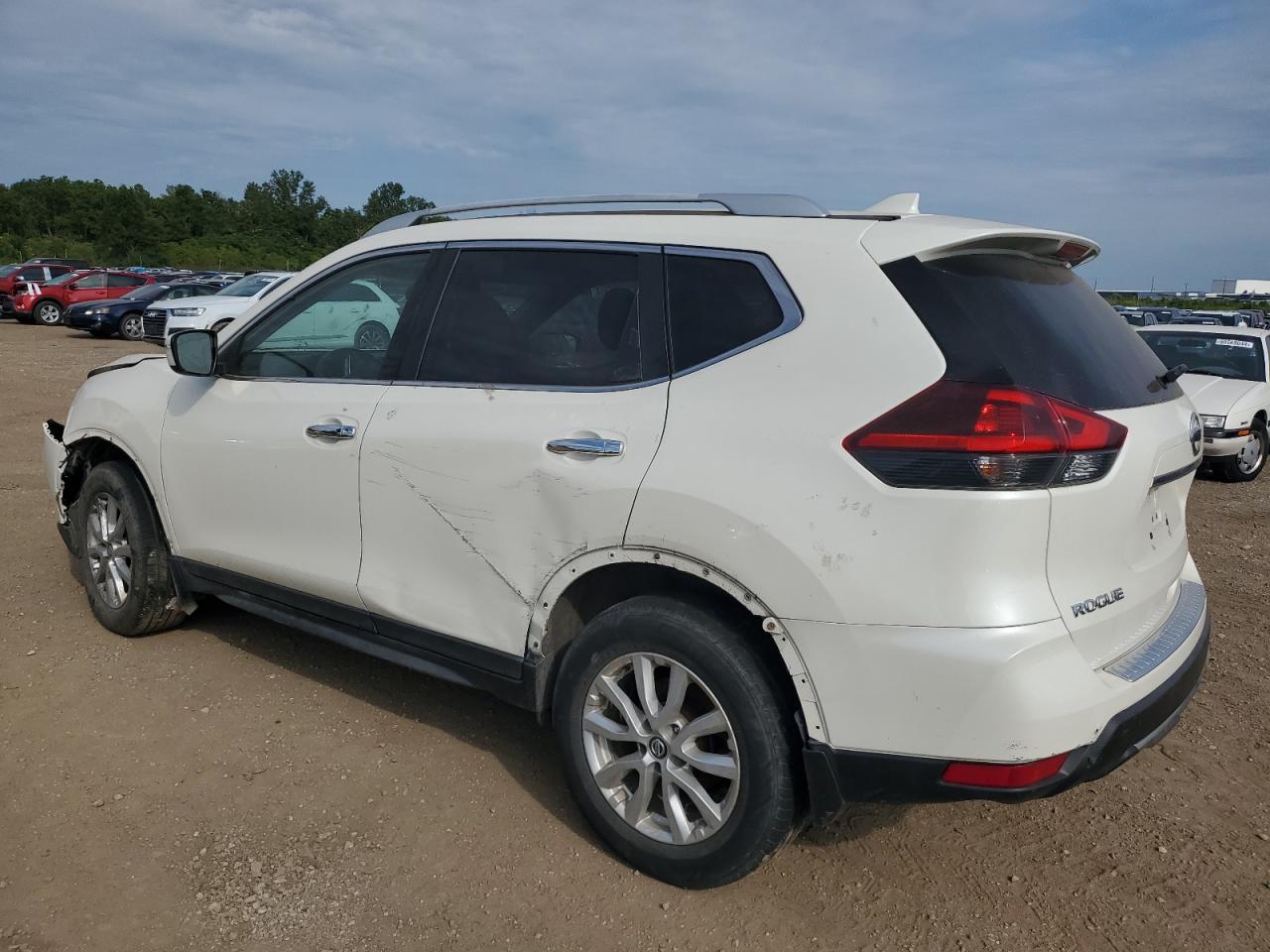 JN8AT2MVXJW352261 2018 NISSAN ROGUE - Image 2