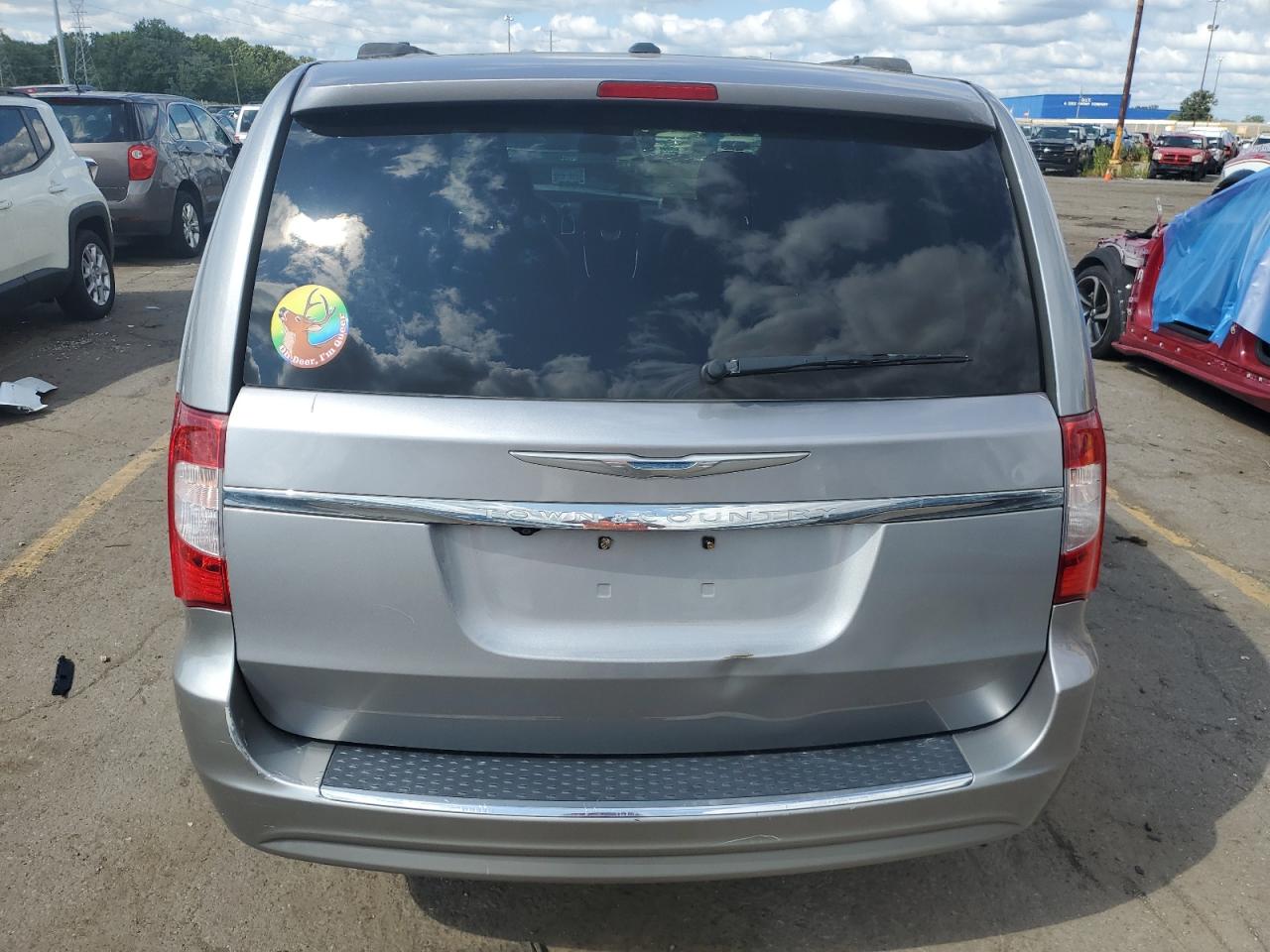 2014 Chrysler Town & Country - Image 6
