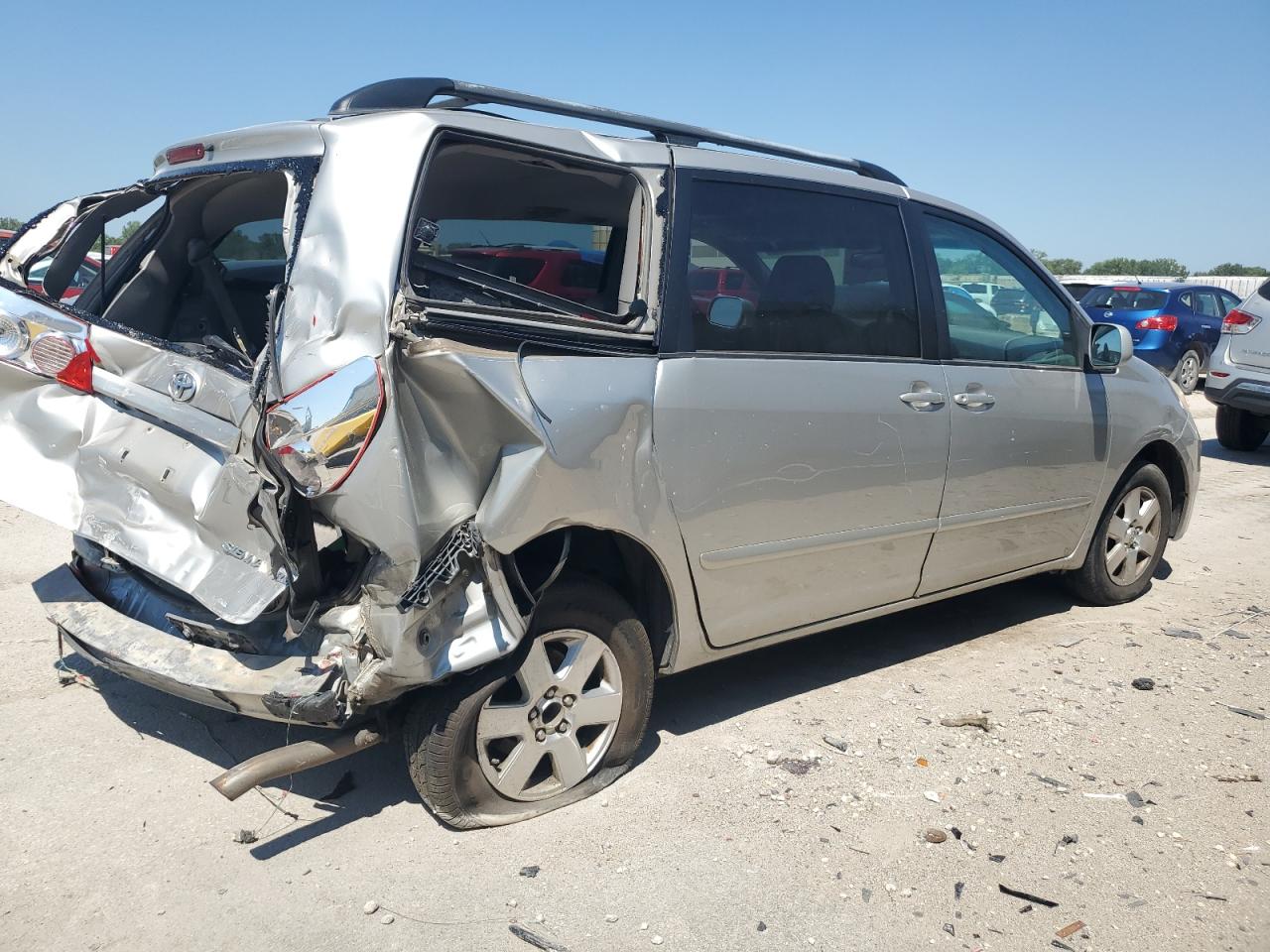 2009 Toyota Sienna - Image 3