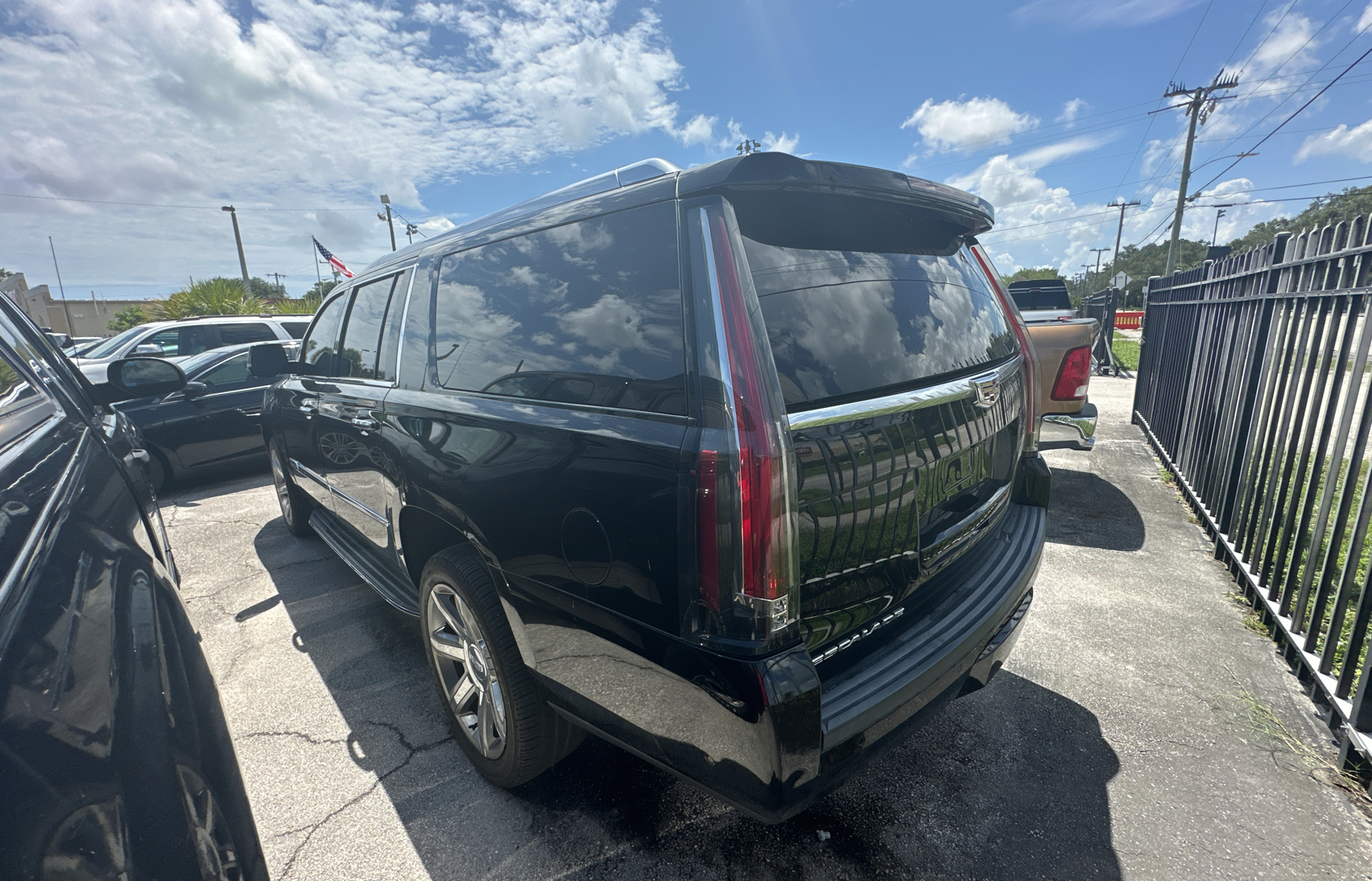 1gys3hkj7jr251996 1GYS3HKJ7JR251996 2018 Cadillac Escalade Esv Luxury