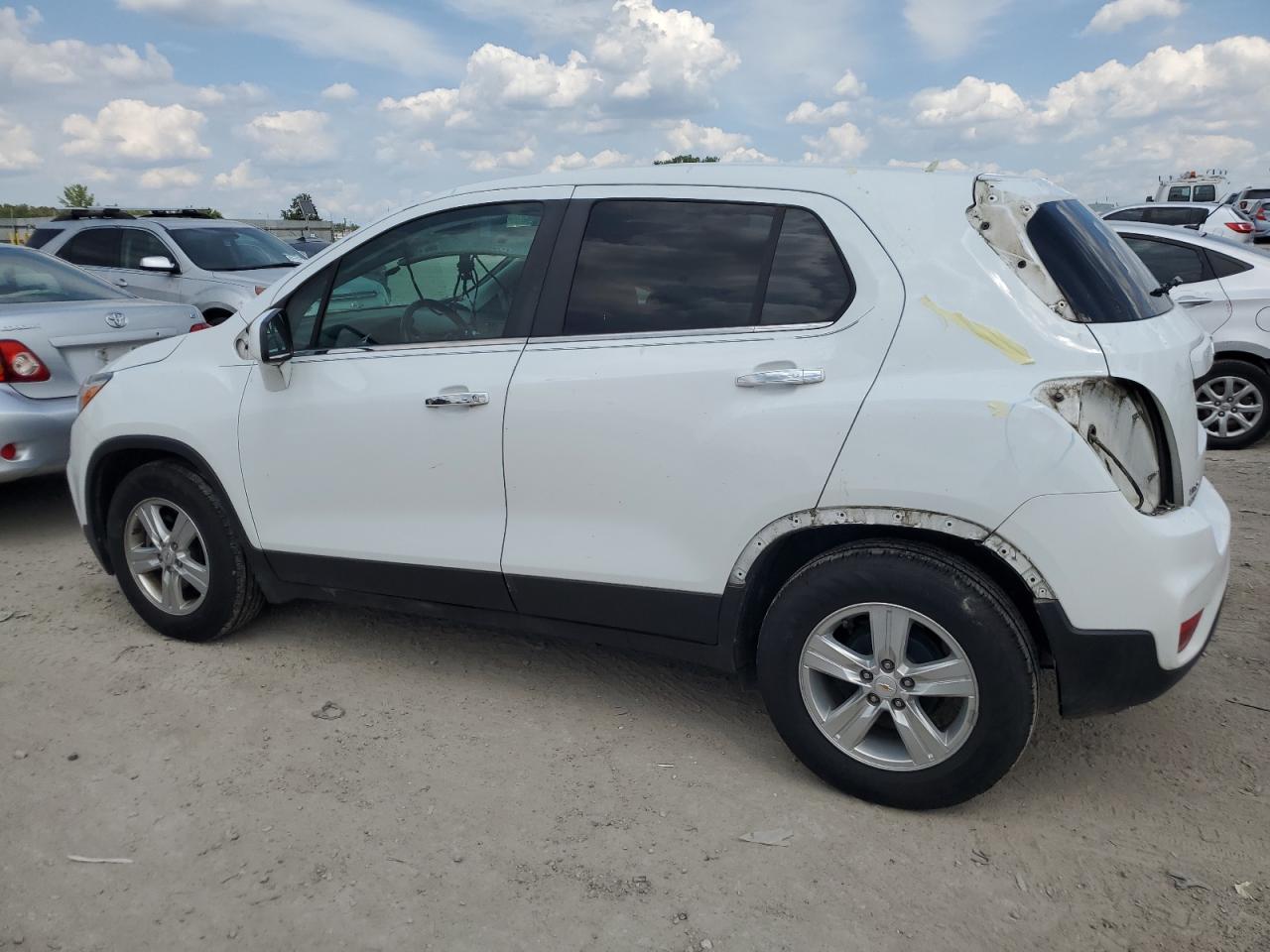 KL7CJLSB2JB508709 2018 CHEVROLET TRAX - Image 2