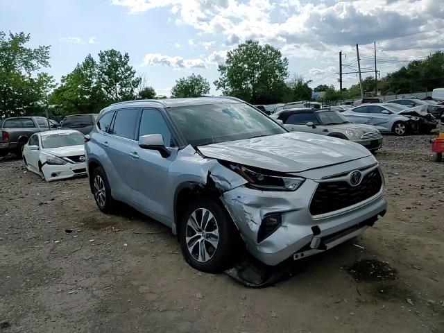 5TDGZRBH6MS071024 2021 Toyota Highlander Xle