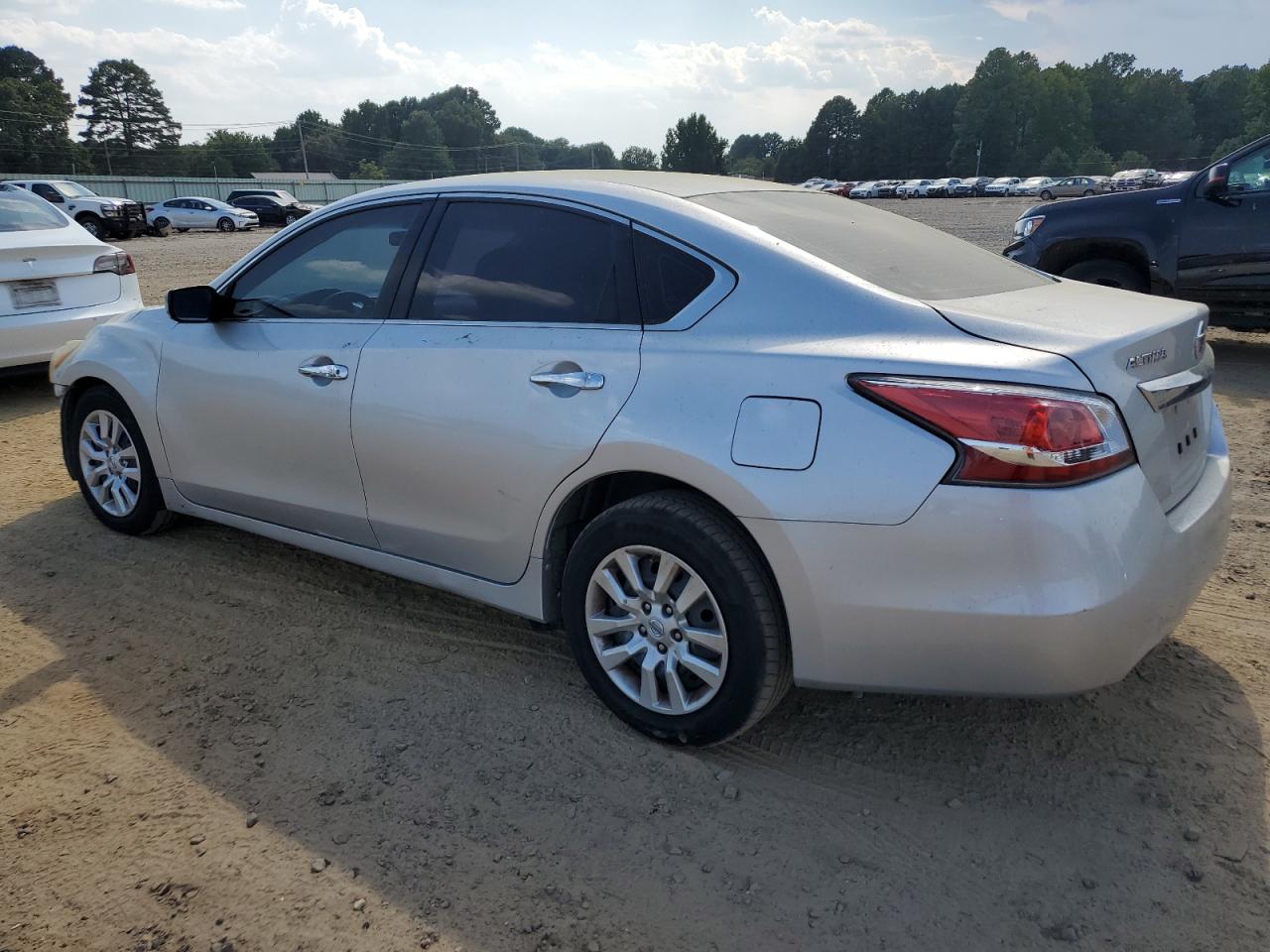 2015 Nissan Altima - Image 2