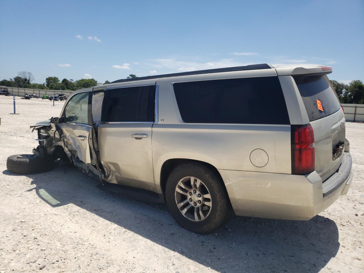 1GNSCJKC1FR645619 2015 CHEVROLET SUBURBAN - Image 2