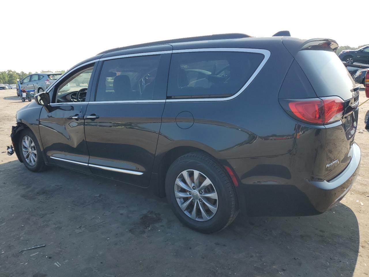 2C4RC1BG8HR785870 2017 CHRYSLER PACIFICA - Image 2