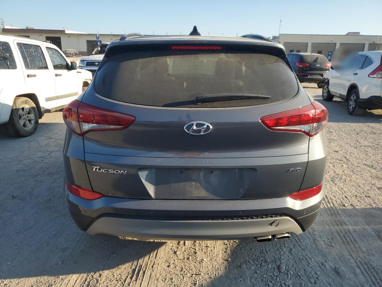 KM8J3CA24JU796755 2018 Hyundai Tucson Value