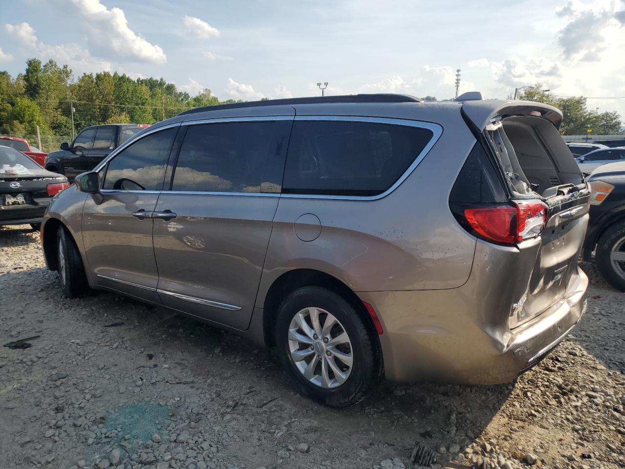 2C4RC1BG3HR569389 2017 CHRYSLER PACIFICA - Image 2