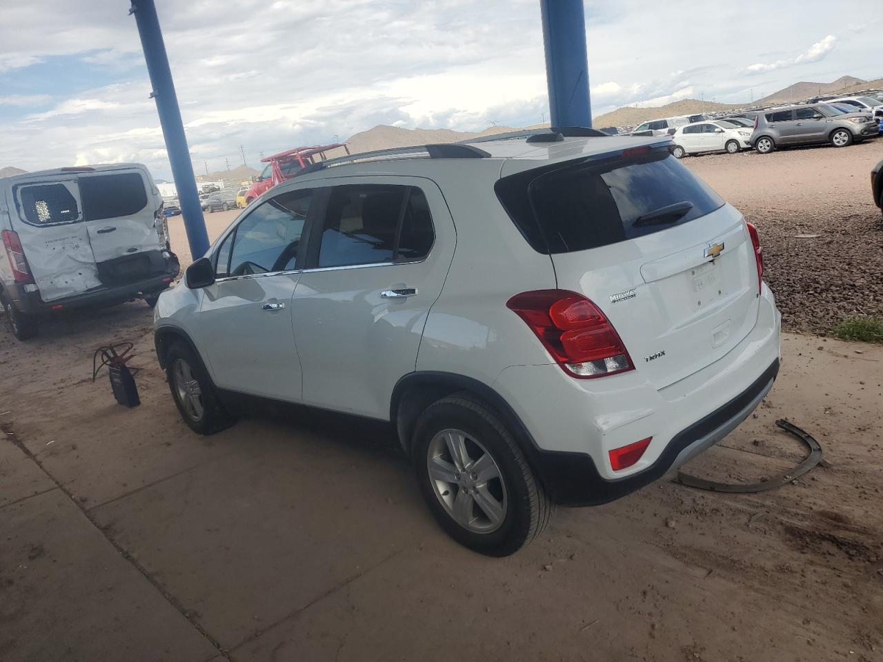 KL7CJLSB2JB583944 2018 CHEVROLET TRAX - Image 2