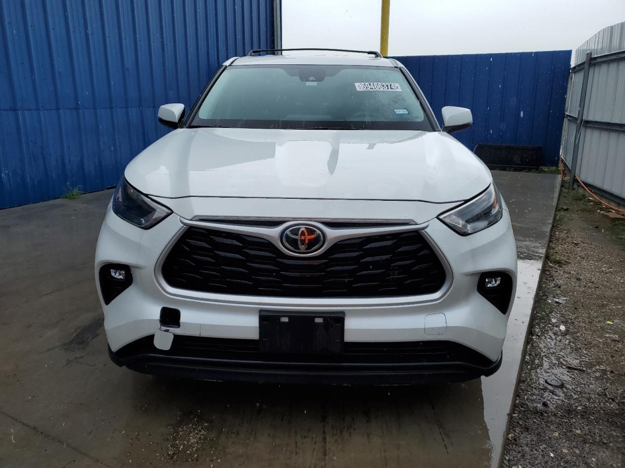 2022 Toyota Highlander - Image 5