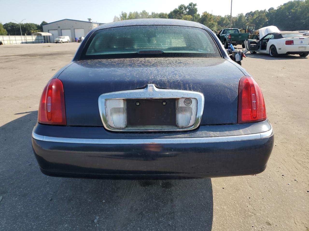 1LNHM82W82Y666918 2002 Lincoln Town Car Signature