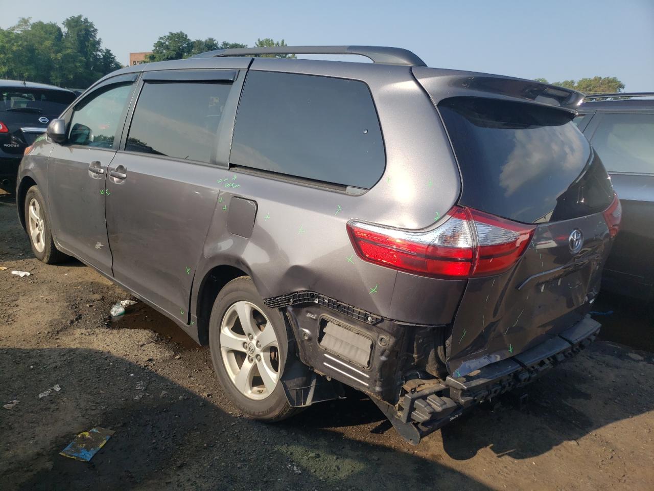 5TDKZ3DC4HS875837 2017 TOYOTA SIENNA - Image 2