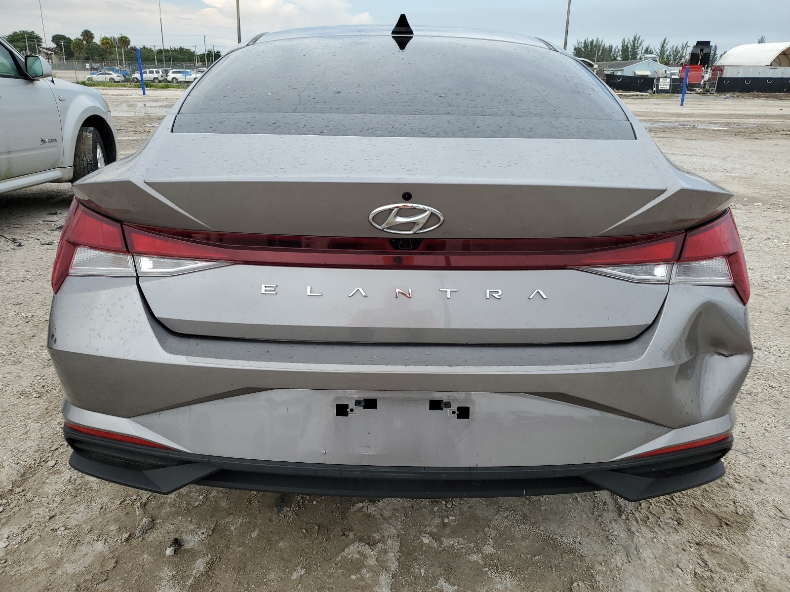 2021 Hyundai Elantra Sel vin: KMHLM4AG2MU124690