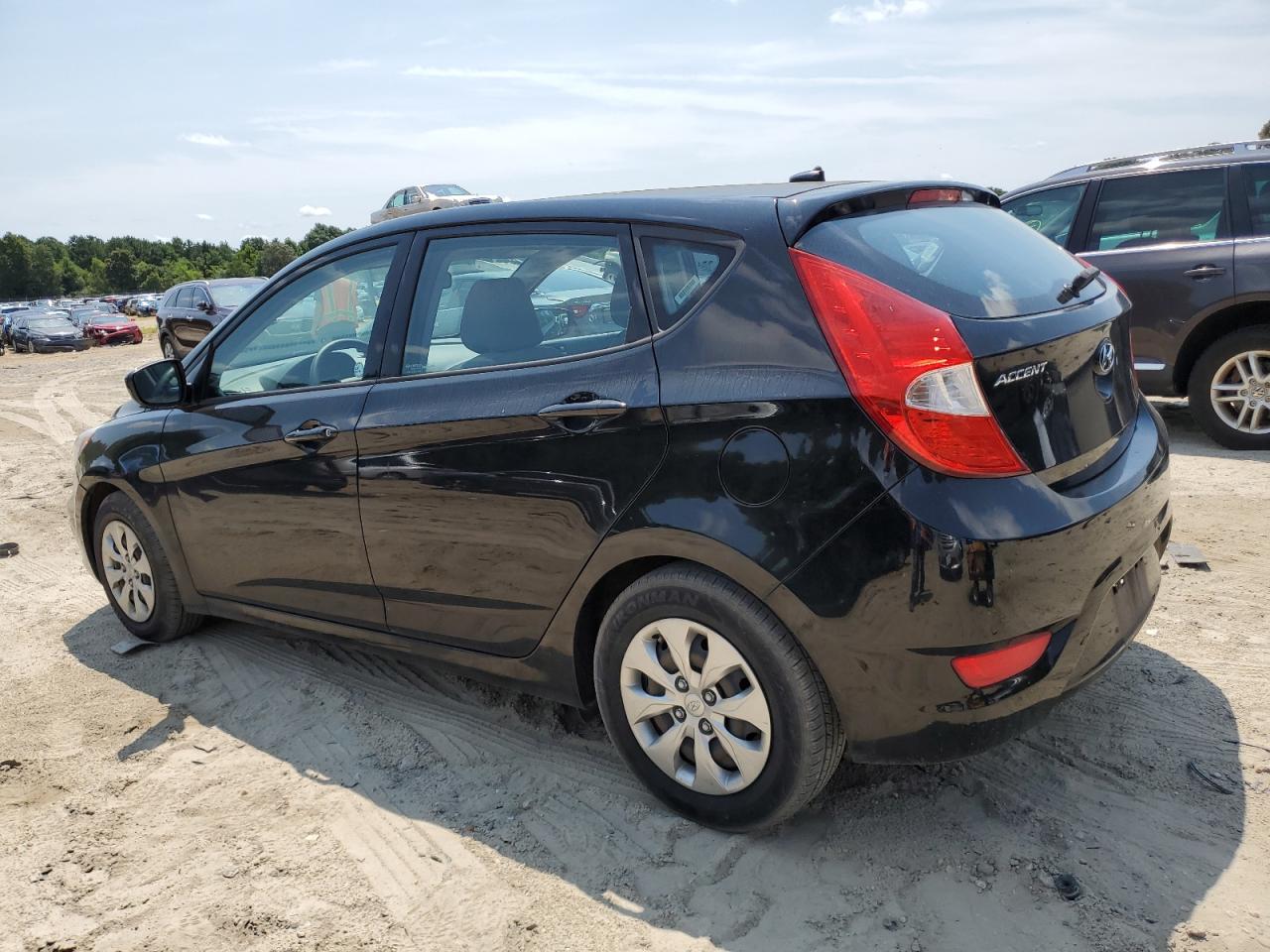 KMHCT5AE9HU335608 2017 HYUNDAI ACCENT - Image 2