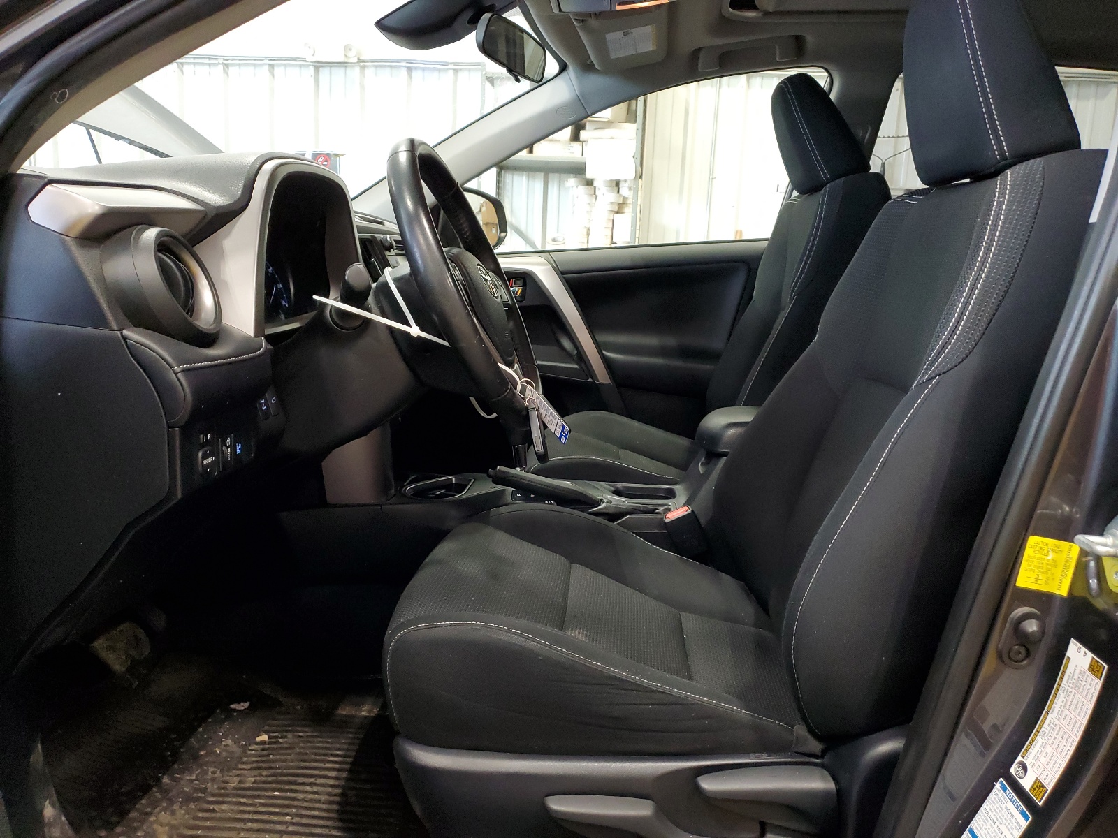 JTMRFREV3HJ710188 2017 Toyota Rav4 Xle