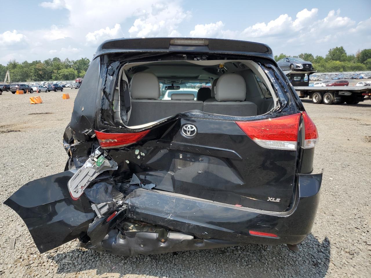 2013 Toyota Sienna Xle VIN: 5TDYK3DC8DS386057 Lot: 65753174