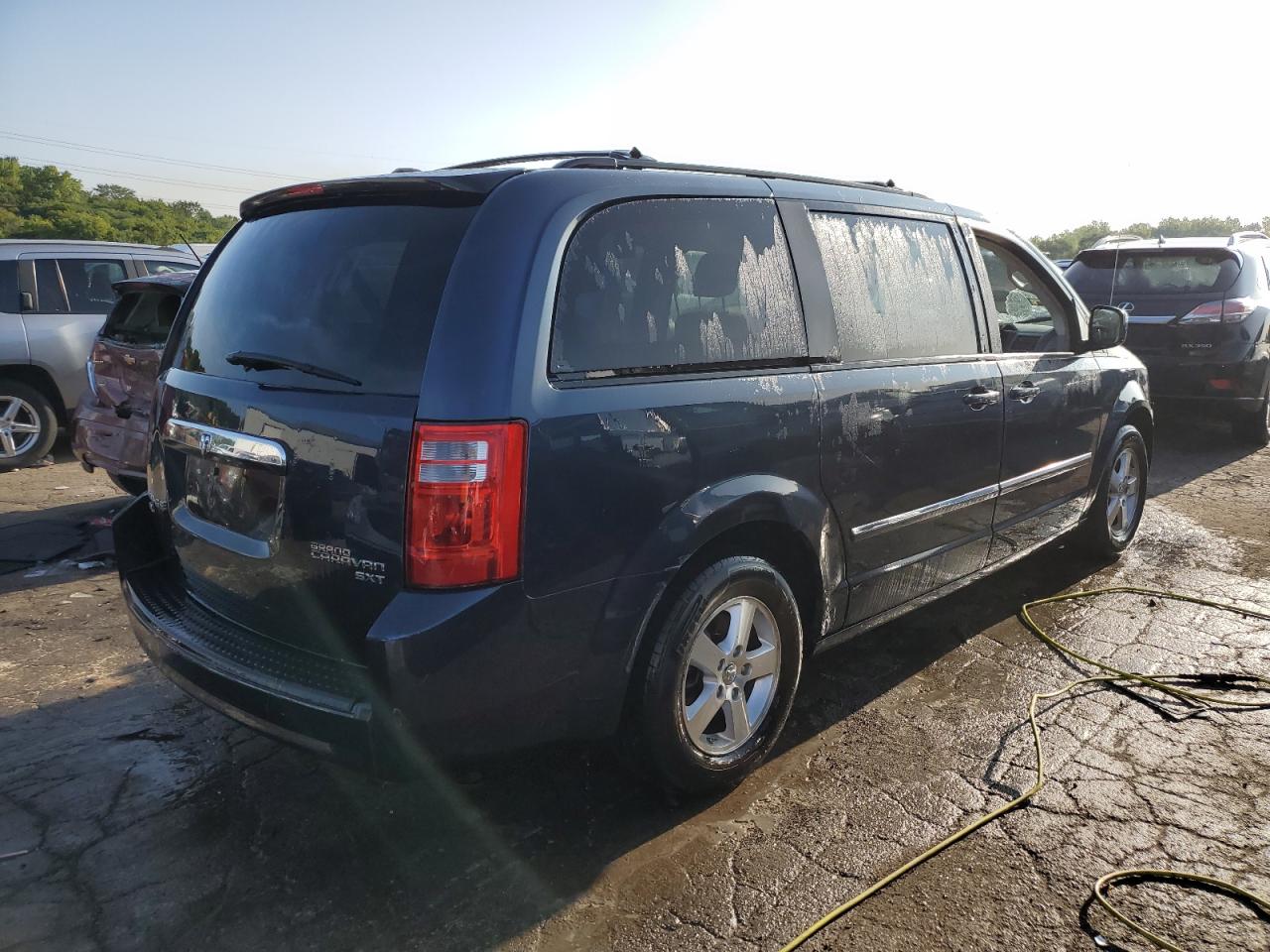 2009 Dodge Caravan - Image 3