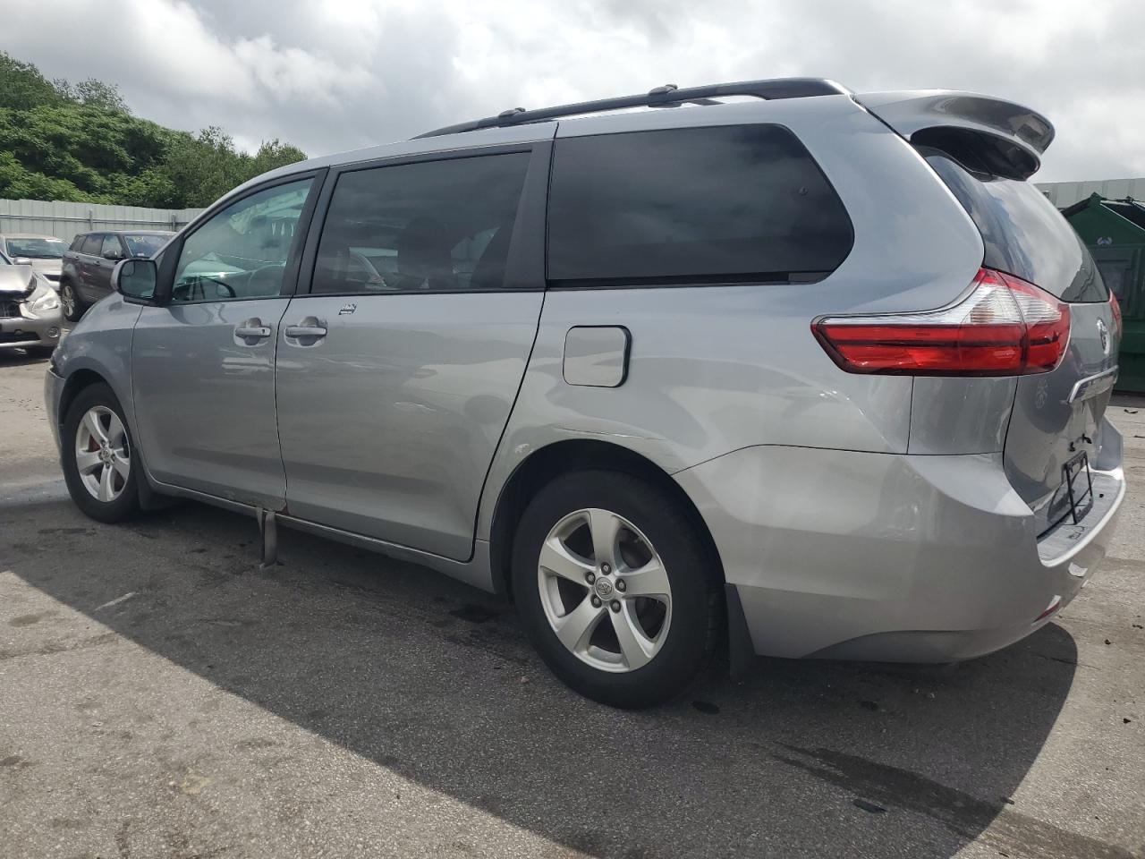 5TDKZ3DC9HS892262 2017 TOYOTA SIENNA - Image 2