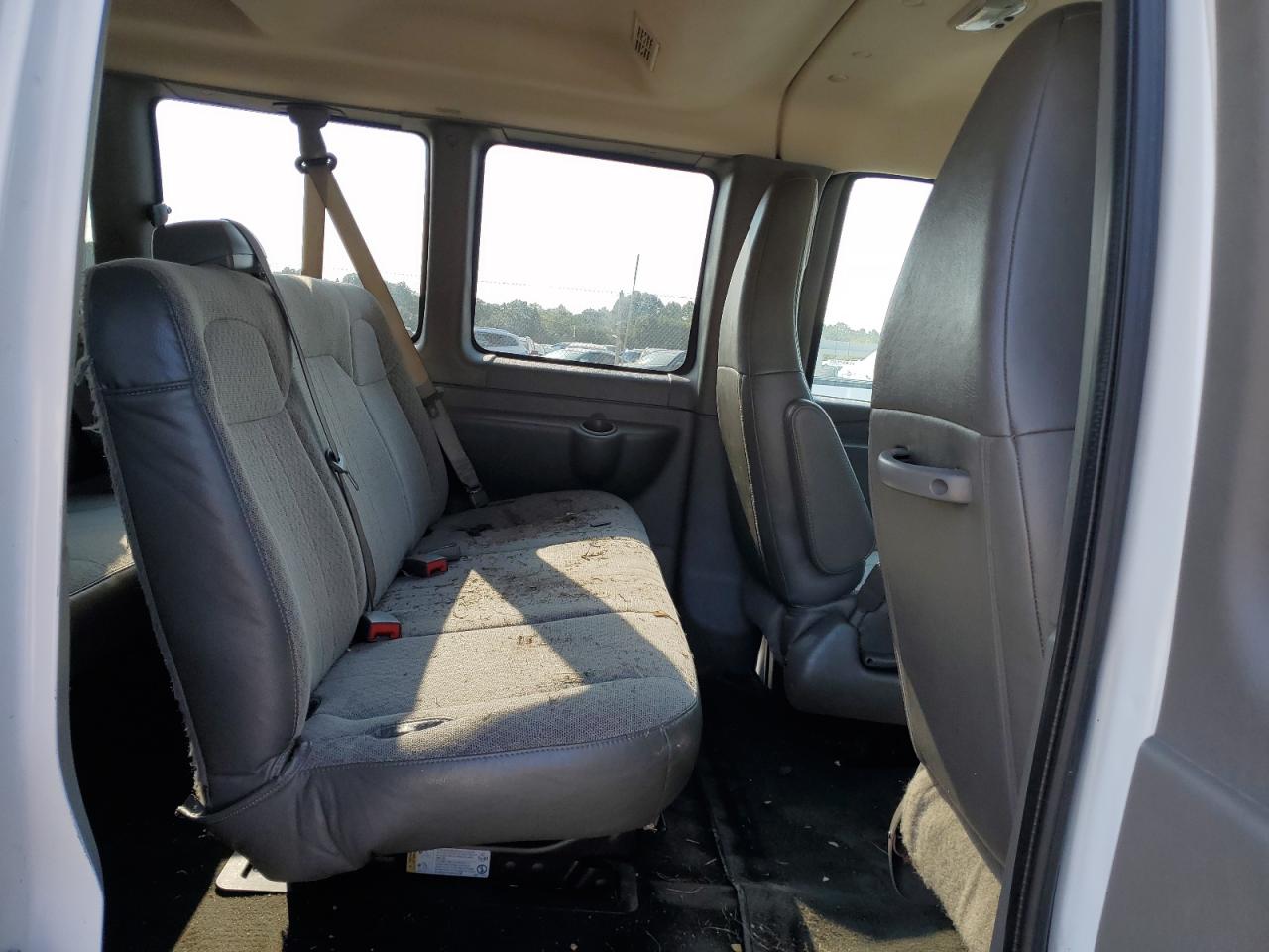 2016 Chevrolet Express - Image 11