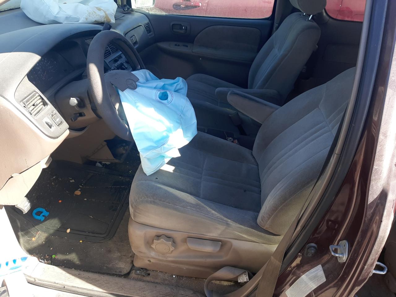 2000 Toyota Sienna Le VIN: 4T3ZF13C6YU226004 Lot: 59800084