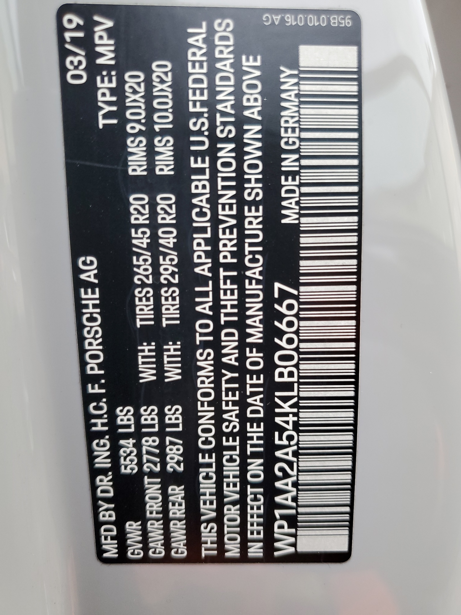 2019 Porsche Macan vin: WP1AA2A54KLB06667
