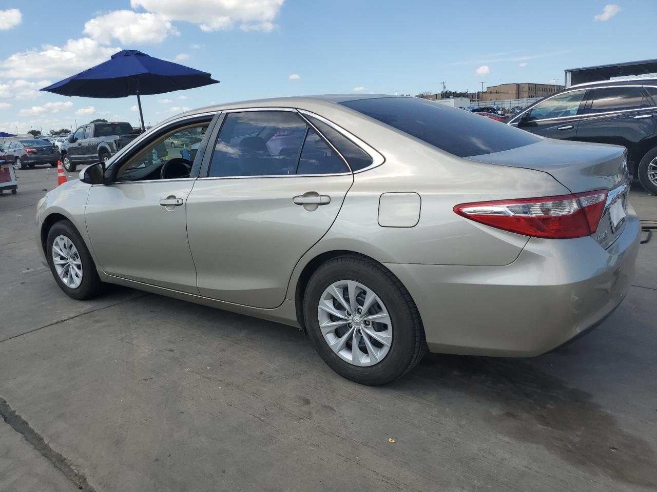 4T4BF1FK9GR561923 2016 TOYOTA CAMRY - Image 2