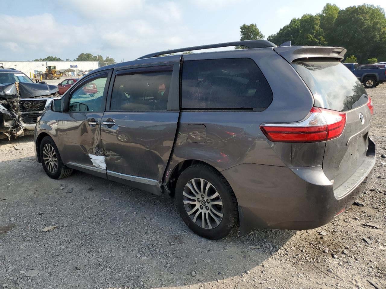 5TDYZ3DC3JS932142 2018 TOYOTA SIENNA - Image 2