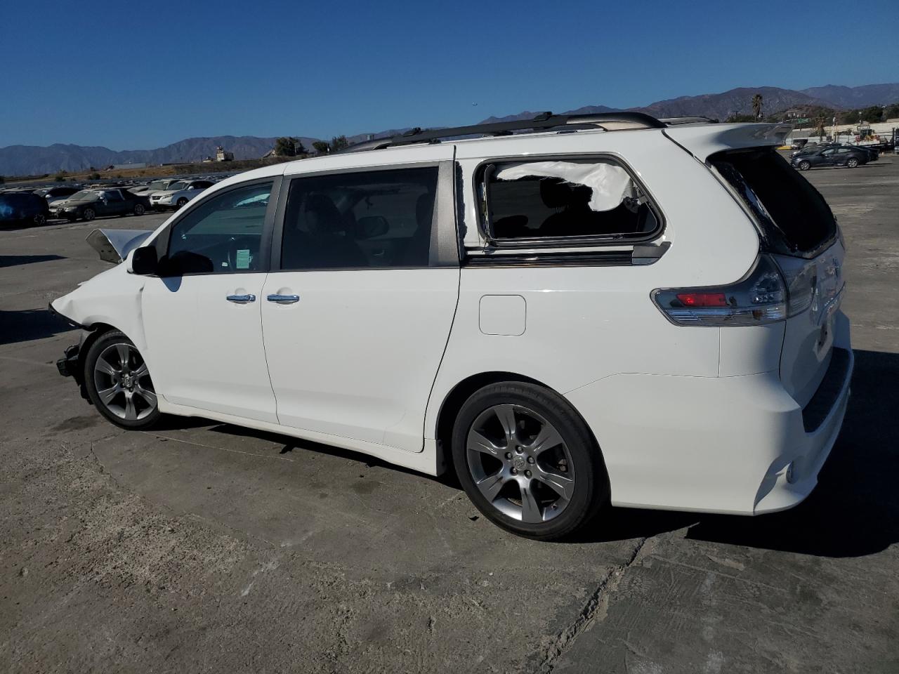 5TDXK3DC6FS664677 2015 TOYOTA SIENNA - Image 2