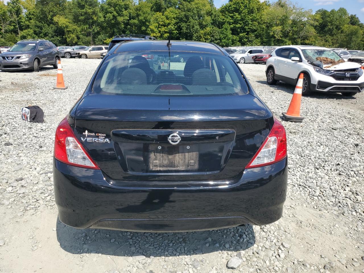 3N1CN7AP2JL860640 2018 Nissan Versa S