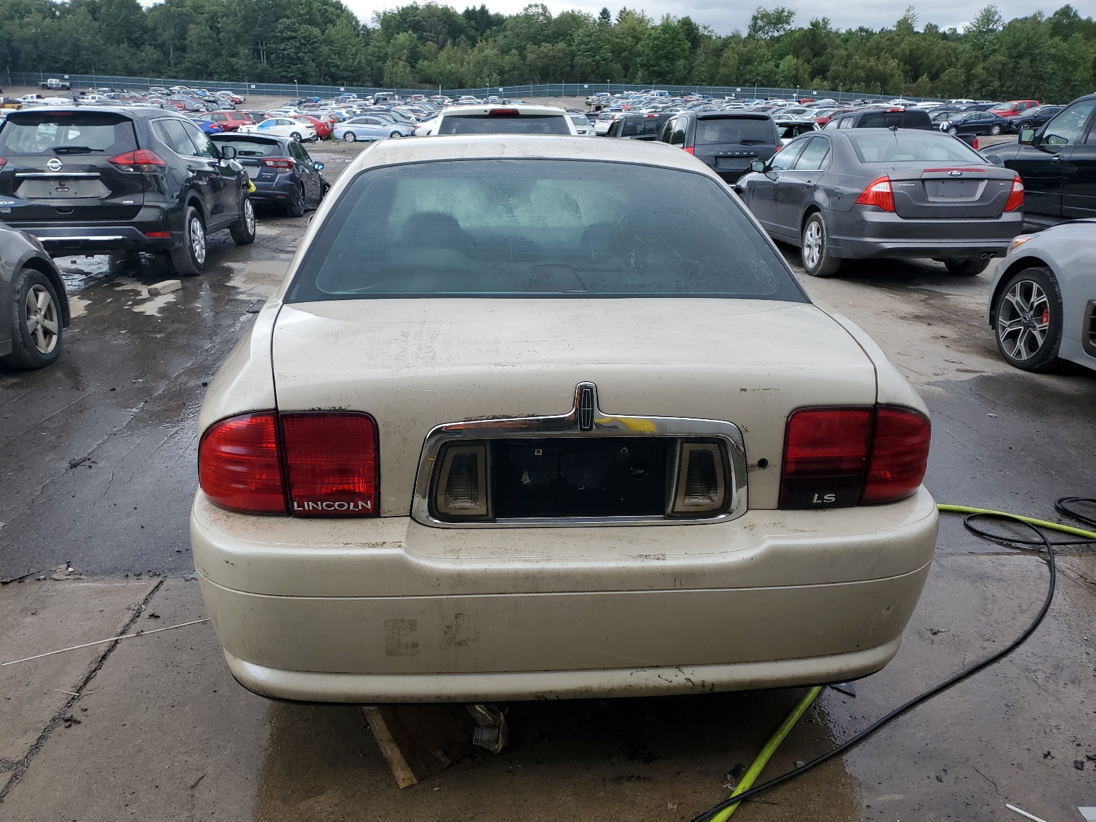 1LNHM86S52Y703687 2002 Lincoln Ls