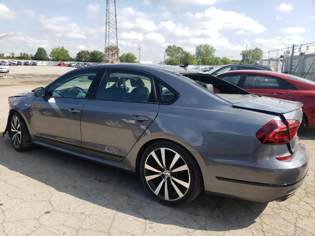 1VWJM7A30JC048461 2018 VOLKSWAGEN PASSAT - Image 2