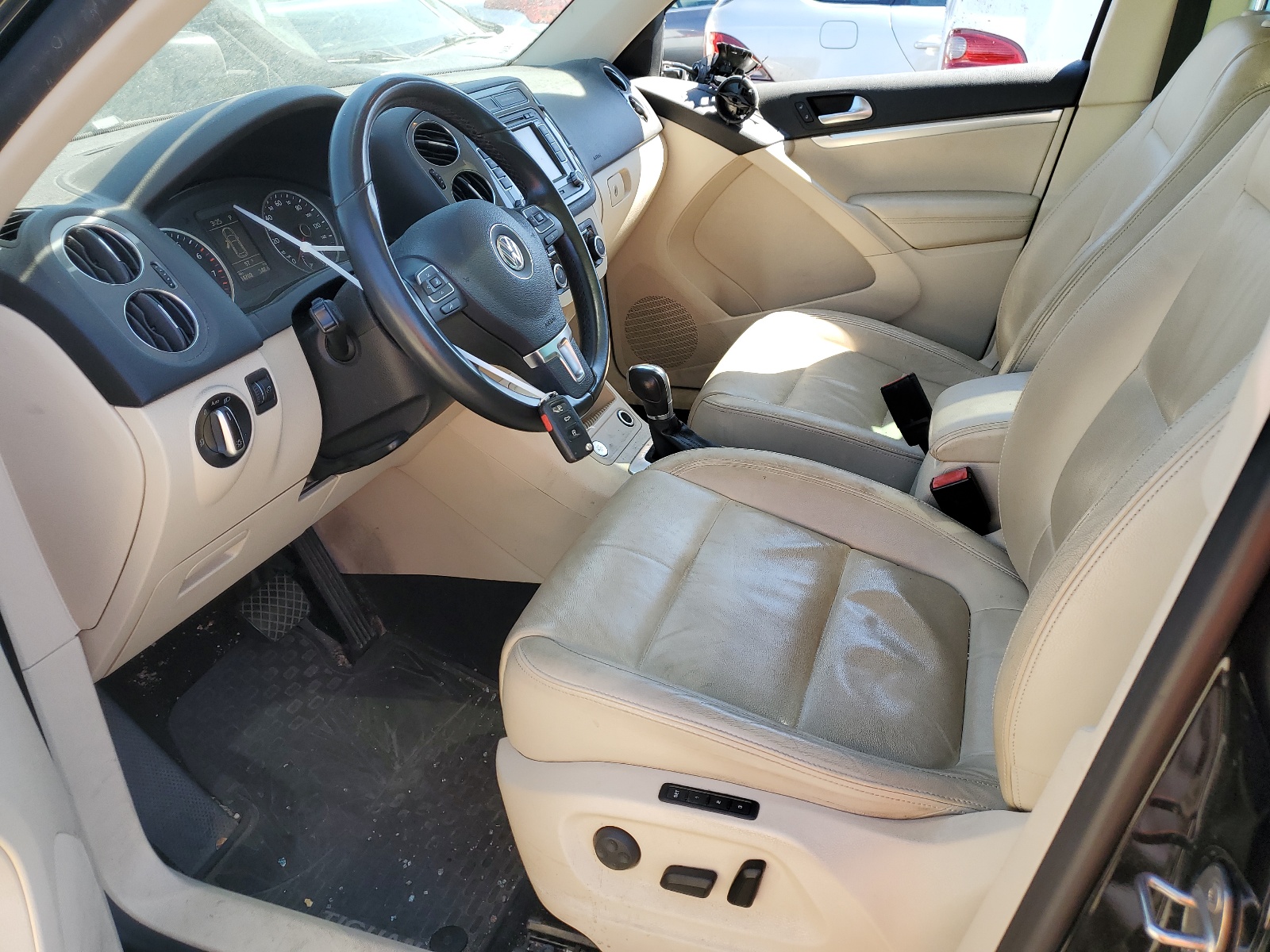 WVGAV7AX9CW557626 2012 Volkswagen Tiguan S