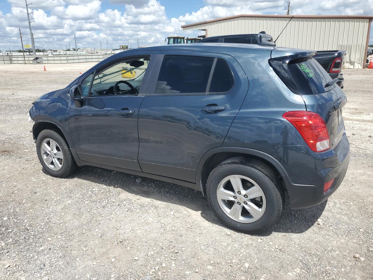 KL7CJNSB2MB349139 Chevrolet Trax LS 2