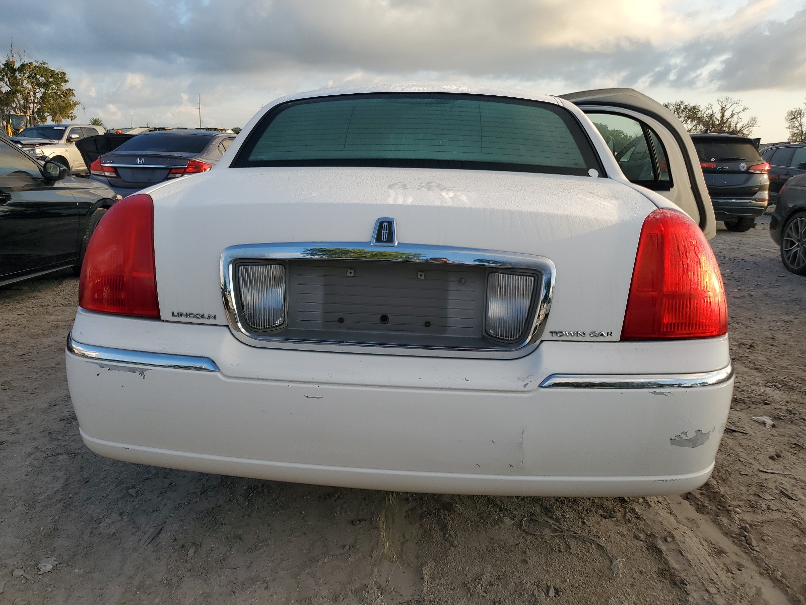 2LNBL8CV8BX755130 2011 Lincoln Town Car Signature Limited