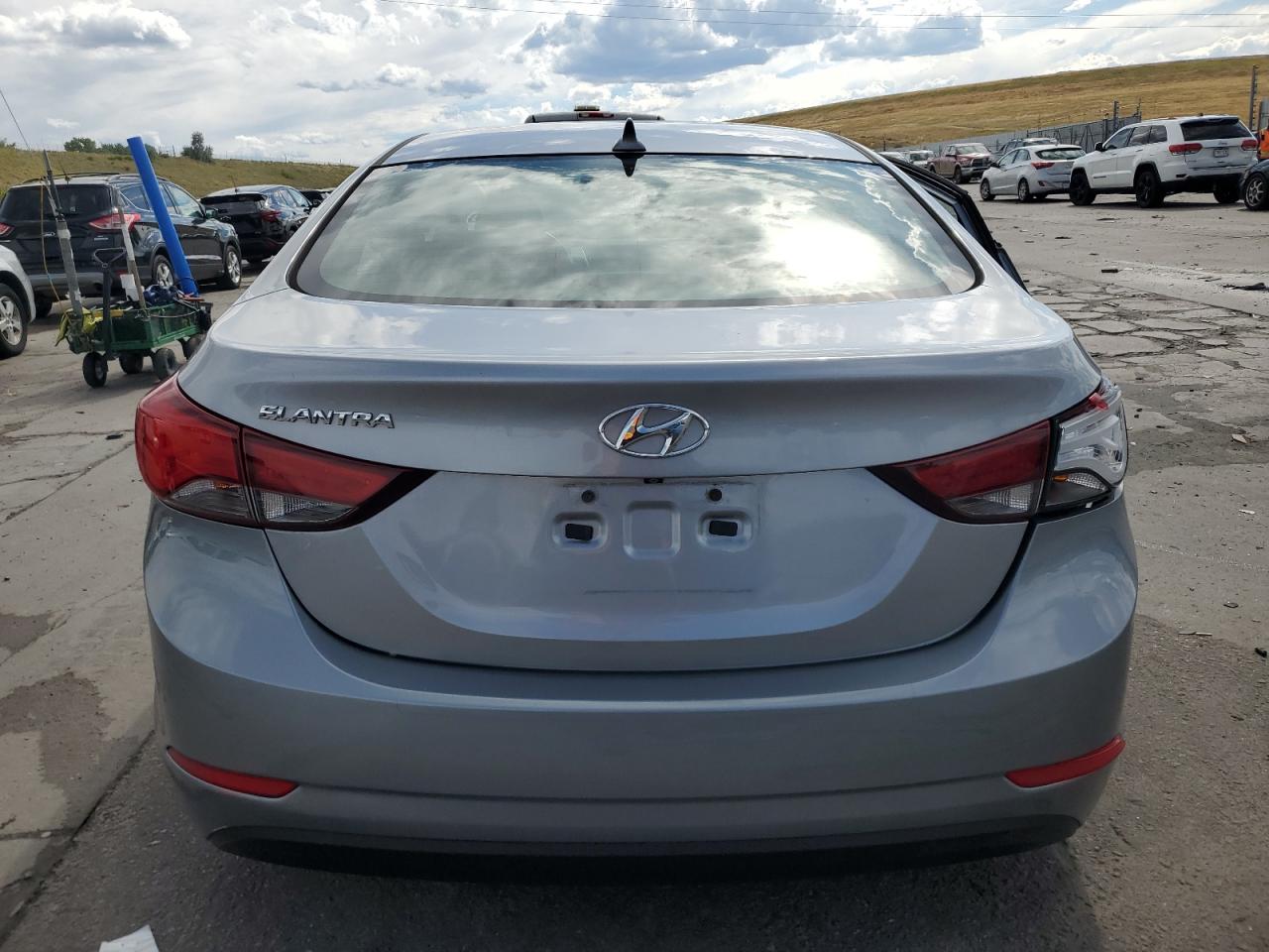 5NPDH4AE3FH571084 2015 Hyundai Elantra Se