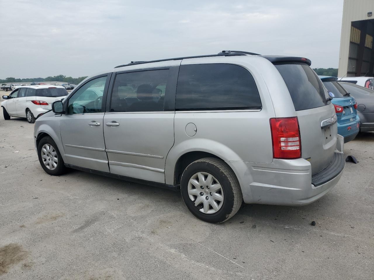 2010 Chrysler Town & Country - Image 2