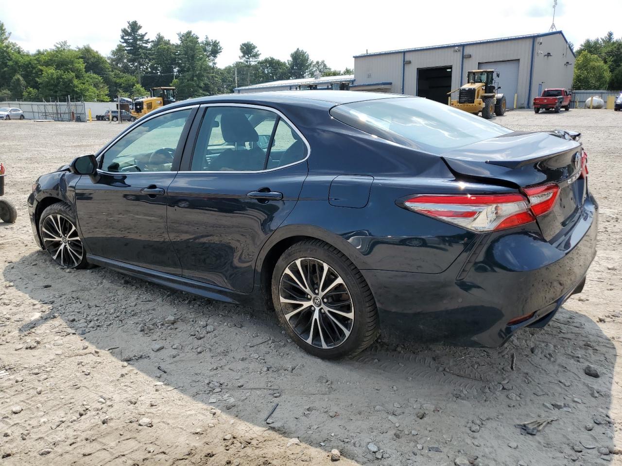 4T1B11HK2JU647409 2018 TOYOTA CAMRY - Image 2