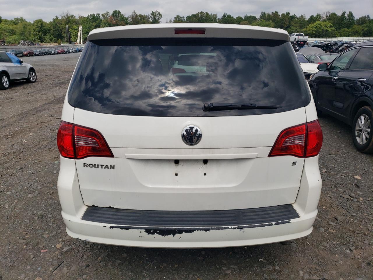 2011 Volkswagen Routan S VIN: 2V4RW4DG4BR668290 Lot: 69454734