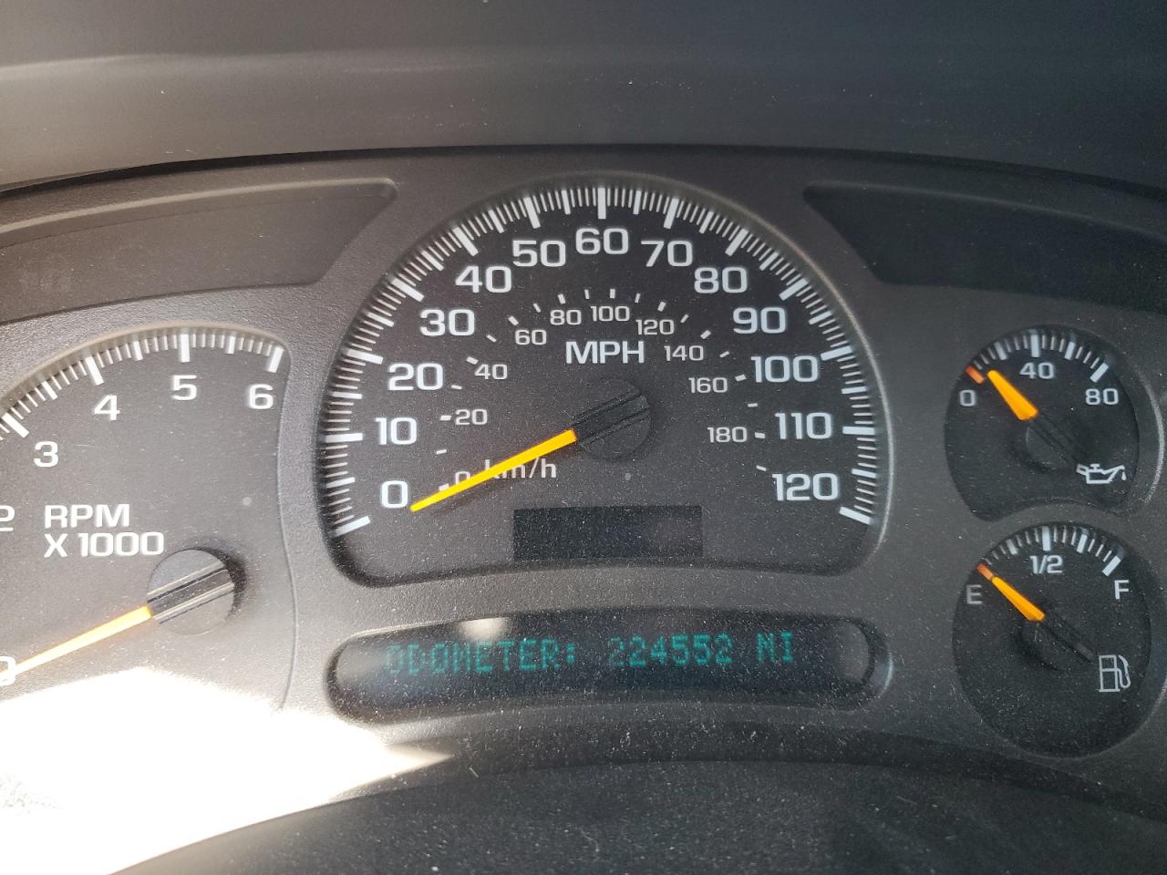 2004 Chevrolet Suburban - Image 9