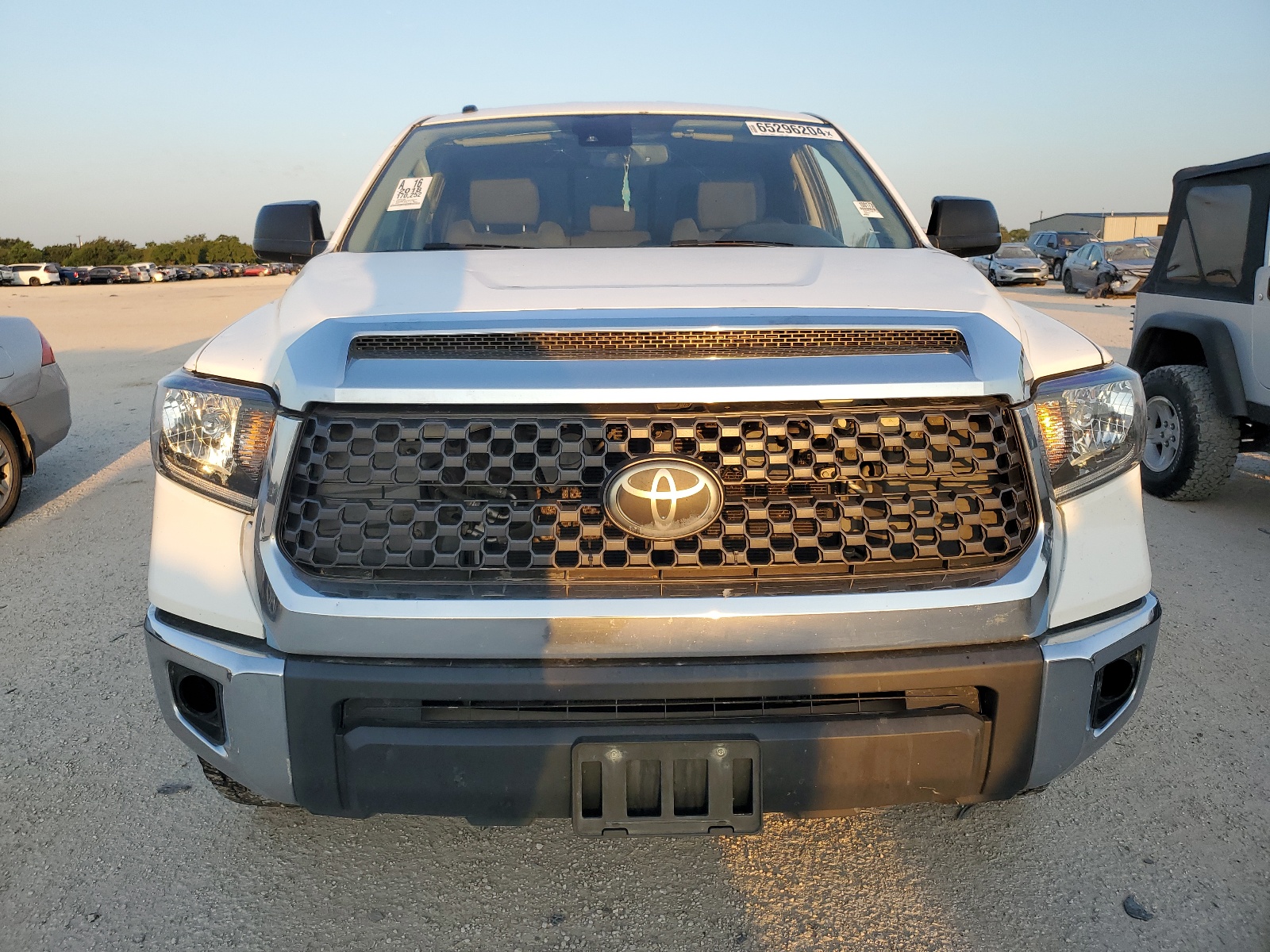 2018 Toyota Tundra Double Cab Sr/Sr5 vin: 5TFUW5F17JX739274