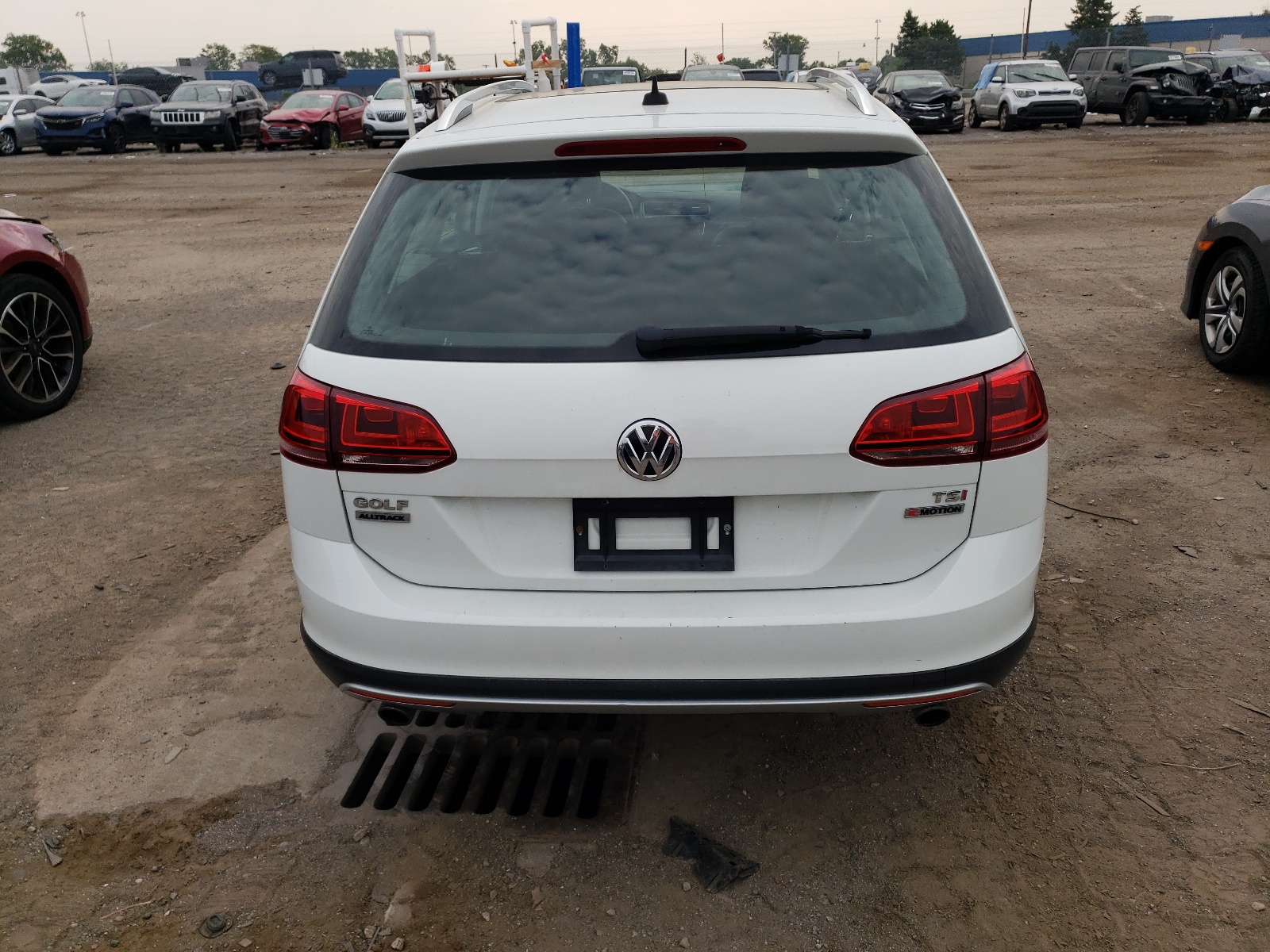 3VWH17AU8HM521483 2017 Volkswagen Golf Alltrack S