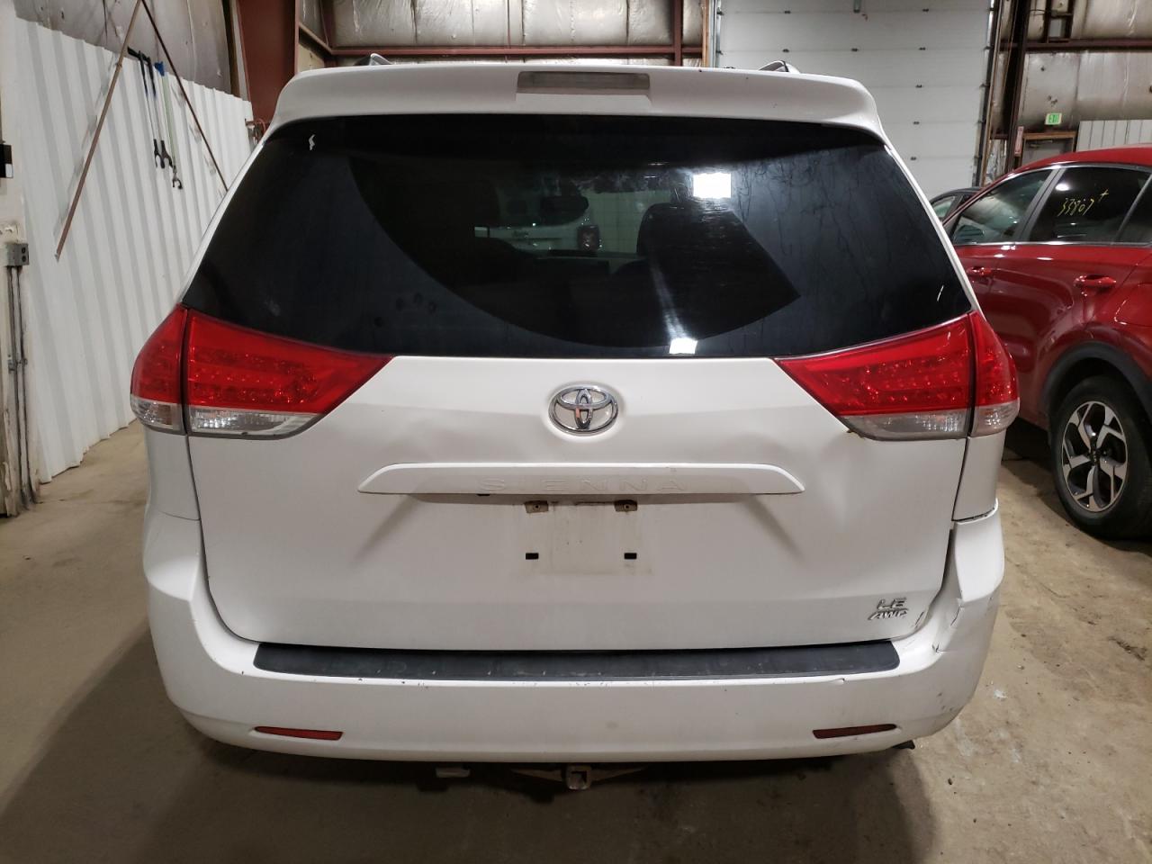 5TDJK3DC9BS027878 2011 Toyota Sienna Le