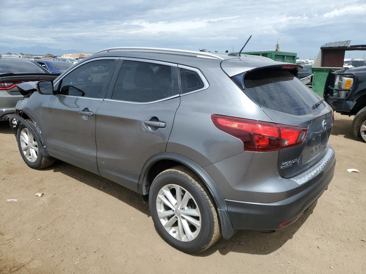 JN1BJ1CR8JW202138 2018 NISSAN ROGUE - Image 2